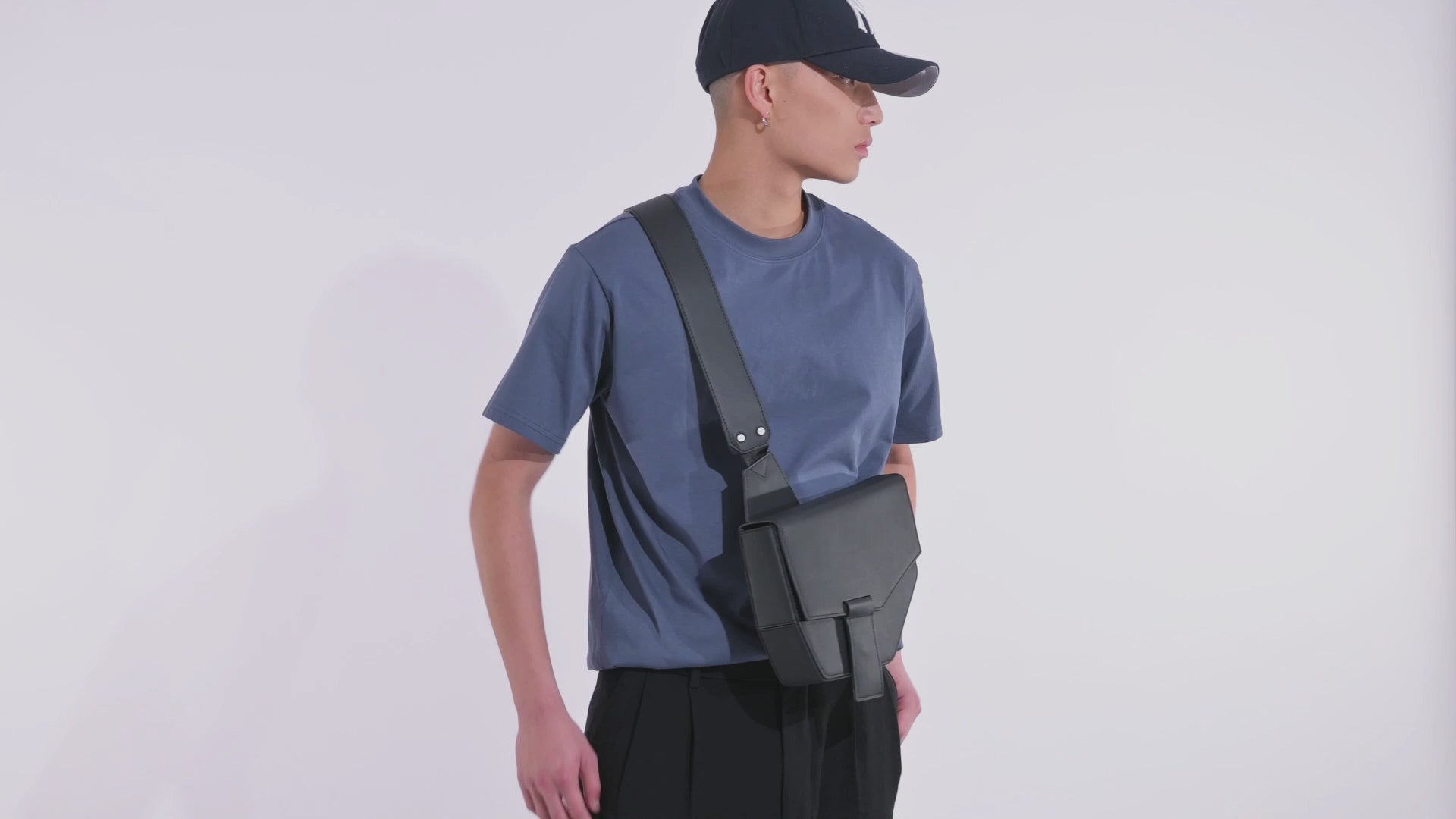 SWITZ Black Leather Crossbody Messenger Bag – KIANNstudio